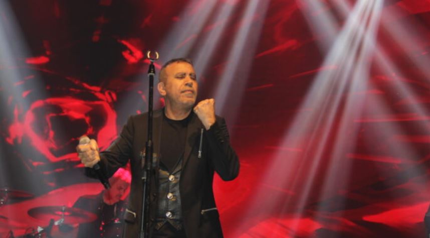Haluk Levent’ten Duygusal Gece! Volkan Konak’ı Andı İSİAS Şehitleri İçin Sahne Aldı