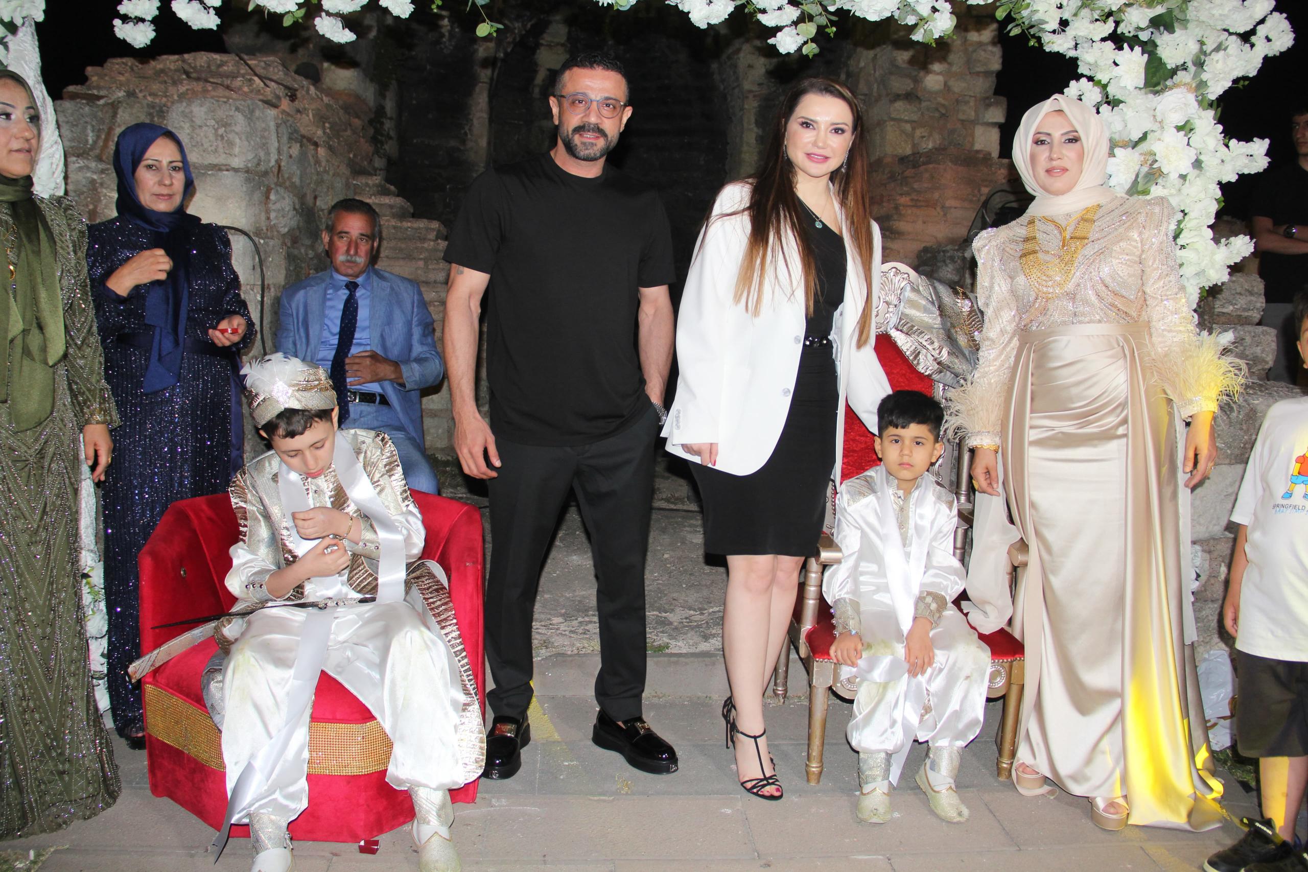 Maral’dan Muhteşem Sahnede Halay Şöleni, Esra Ezmeci Sevgilisiyle İlk Kez Görüntülendi