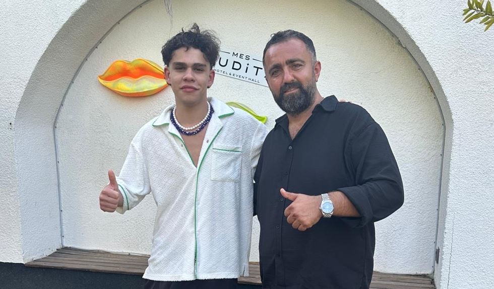 Alper Erözer Alaçatı Tatilinde Dikkat Çekti