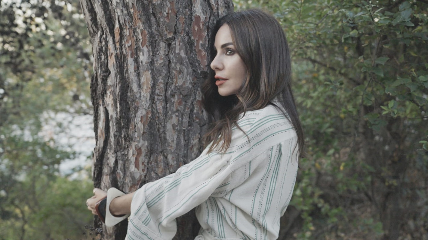Defne Samyeli piyano ve vokal Edith Piaf’ın unutulmaz şarkısı “La Vie En Rose’yı yorumladı.