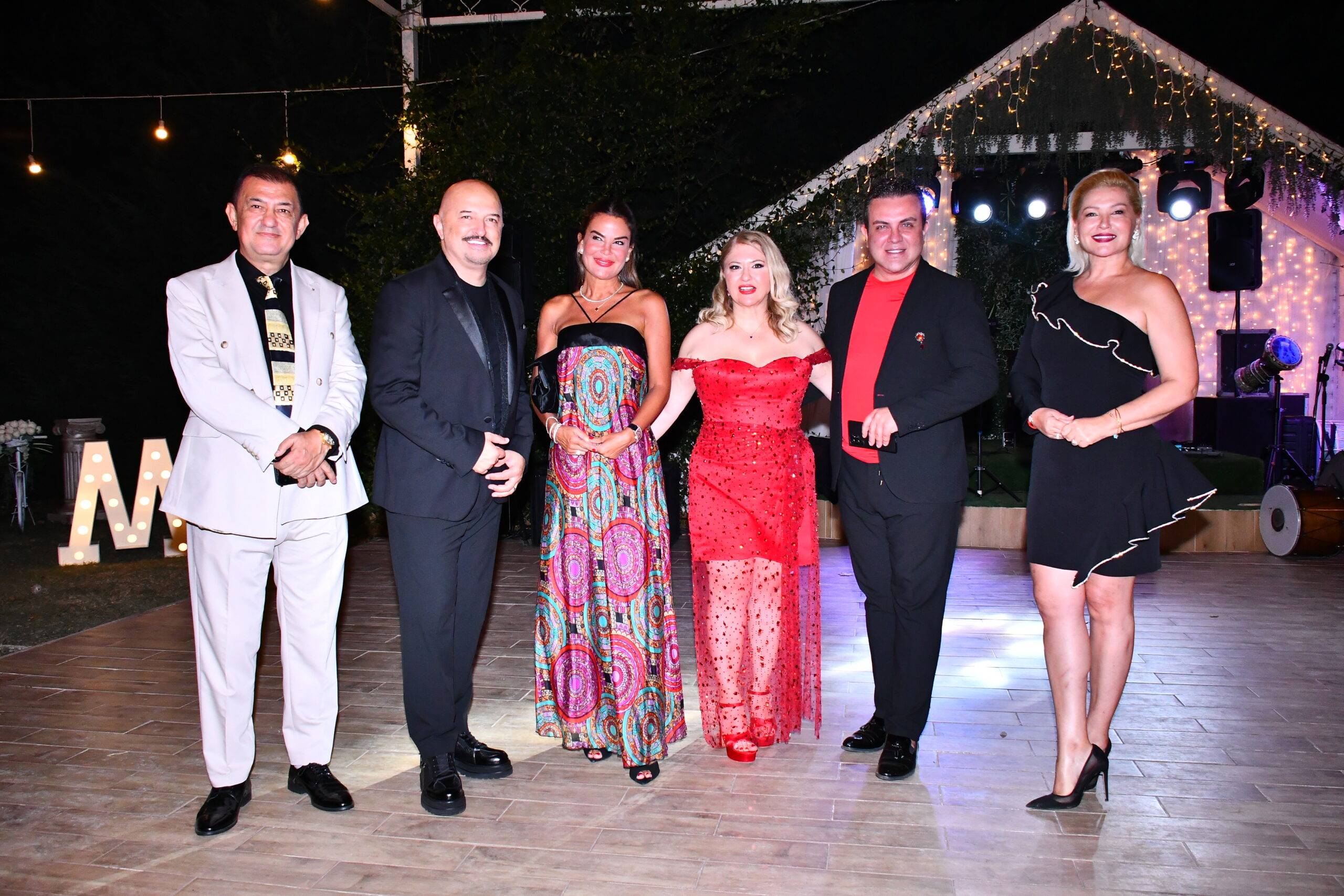 Ünlü isimleri buluşturan gece! Melis Gökhan ve  Canberk Acartürk mutluluğa ‘evet’ dedi