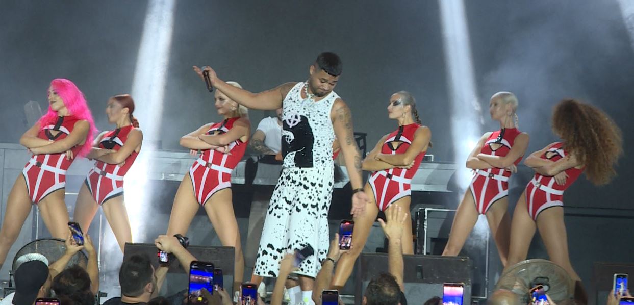 Ünlü rapçi Level C5, Kıbrıs Chamada Beach Club’ta yaklaşık 3 bin kişilik dev bir konser verdi
