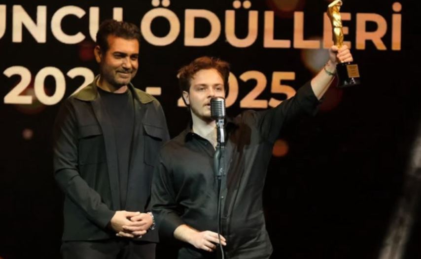 Genç yetenek Doğa Karakaş 26. Sadri Alışık Ödüllerinde “En Başarılı Erkek Oyuncu” ödülünü aldı.