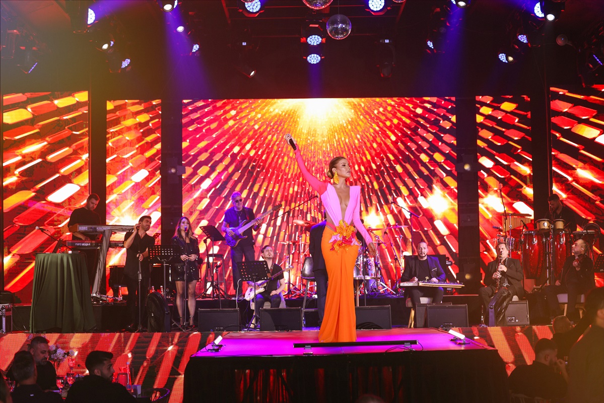 GÜLBEN ERGEN BATUM’DA MUHTEŞEM BİR GECEYE İMZA ATTI