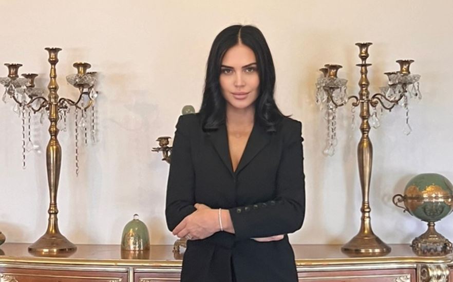 Makas Yerine Tapu! Elif Gedikoğlu Artık Evleri Giydiriyor