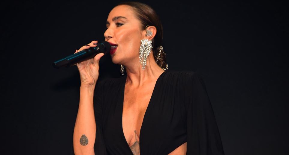 Sıla, Kıbrıs’ta Unutulmaz Bir Akdeniz Gecesi Yaşattı