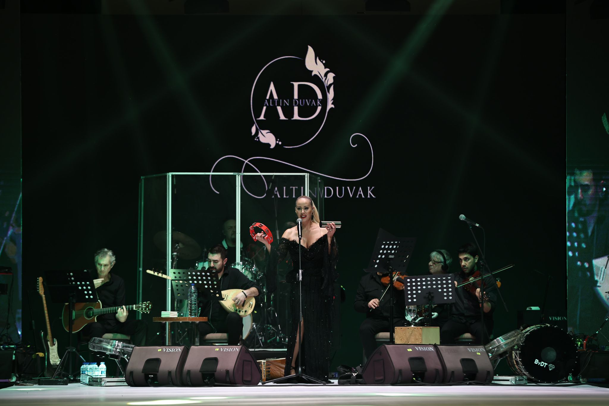 “Ben Kimseye Küs Değilim!” – Niran Ünsal İzmir’de Sessizliği Bozdu