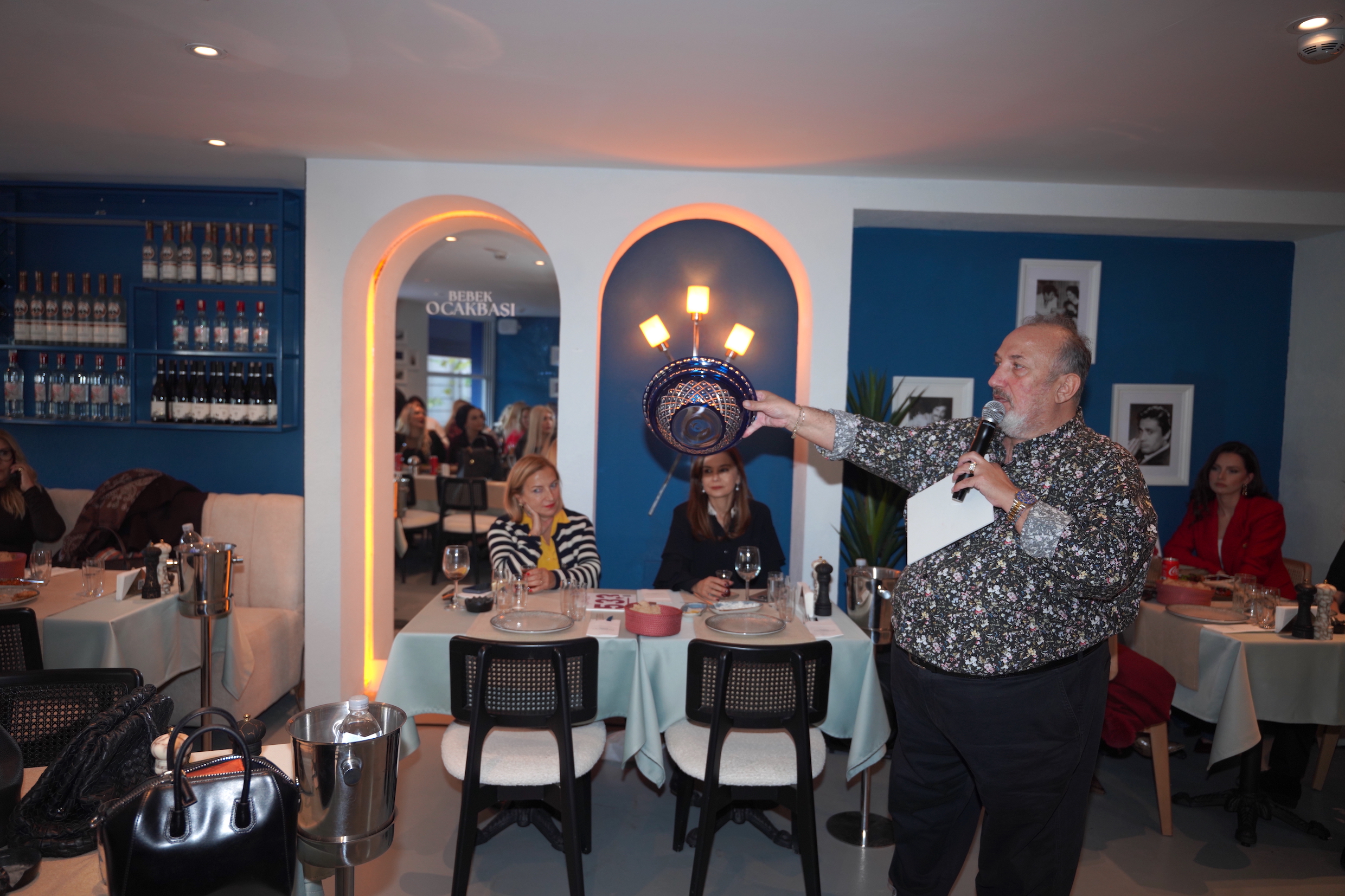 Boğazda Sanat Rüzgarı, Uğur Batur’un Müzayedesi Büyük İlgi Gördü  Sanat, Stil ve Lezzet Aynı Masada: Bebek’te Özel Müzayede Gecesi