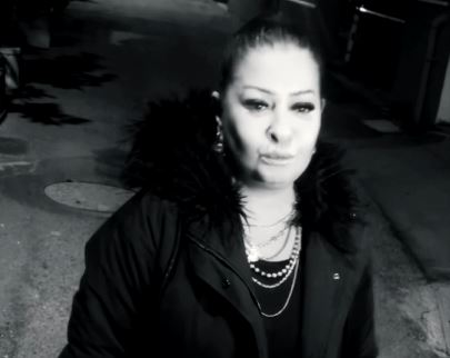 YELİZ’DEN GECE YARISI SOKAK KONSERİ