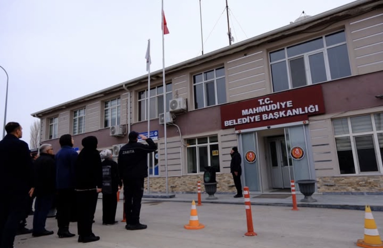 Başkan “İshak Gündoğan’dan Bayrak İndirme Olayına Tepki