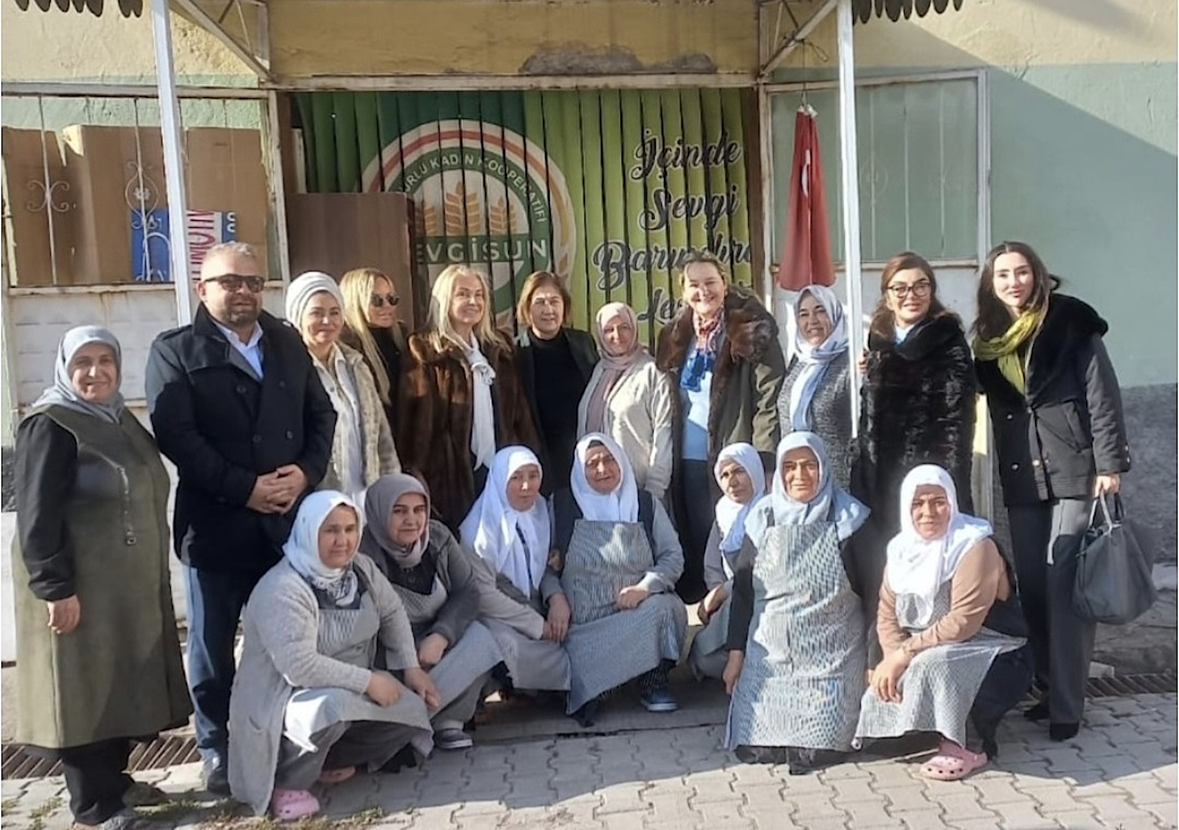 Kadın Eli Değdi, Raflar Şenlendi   