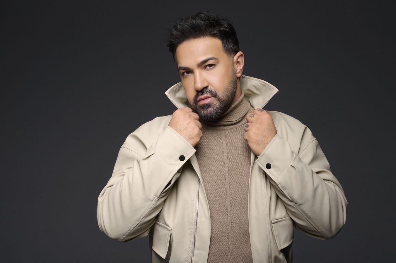 MÜNÜR YILDIZ’DAN NOSTALJİYE SAYGILI, GÜÇLÜ BİR YORUM: “SEVMEK KİM, SEN KİMSİN”