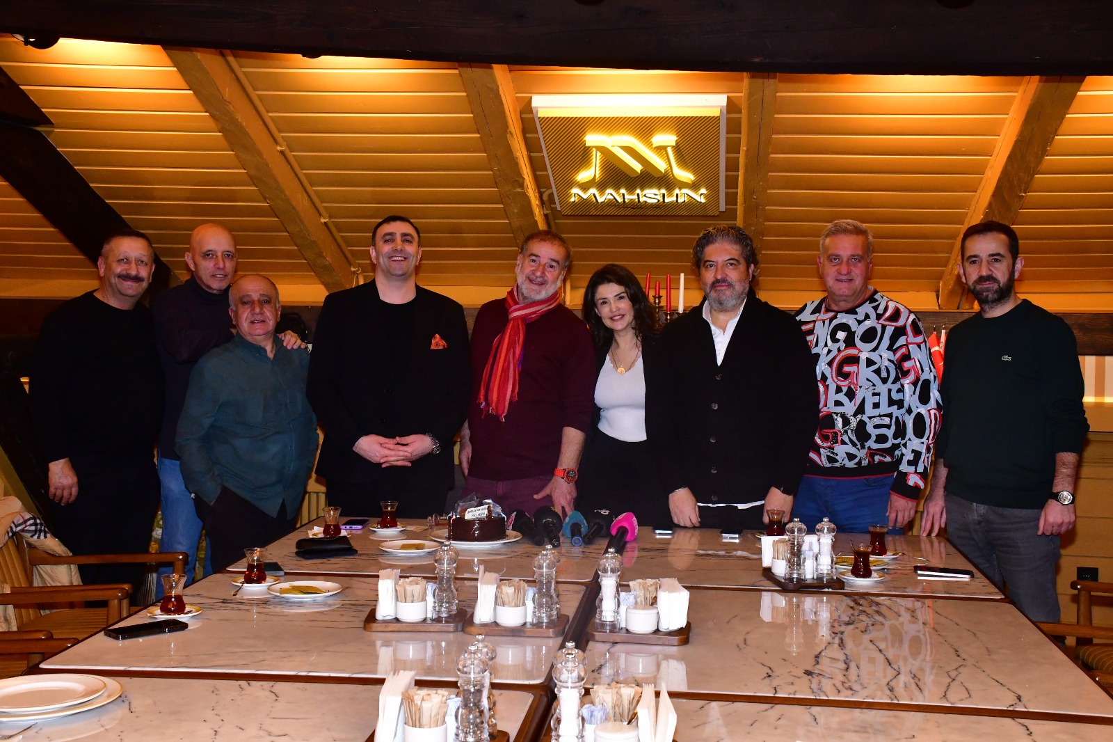 ESRA ÖZTÜRK’TEN SANAT VE DOSTLUKLA ÖRÜLÜ ÖZEL BULUŞMA..