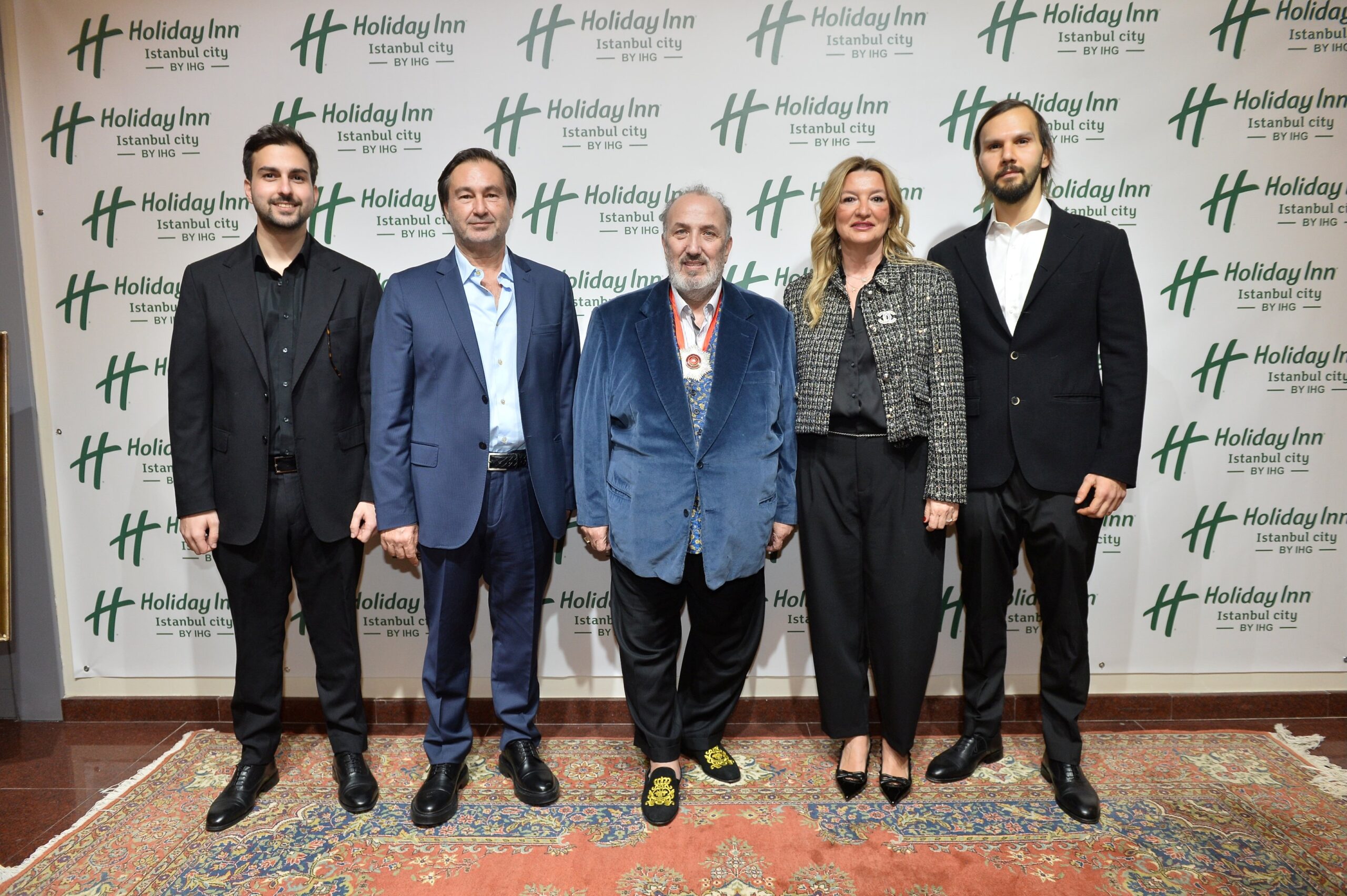 UĞUR BATUR’DAN MEHMETÇİKLER İÇİN ANLAMLI MÜZAYEDE