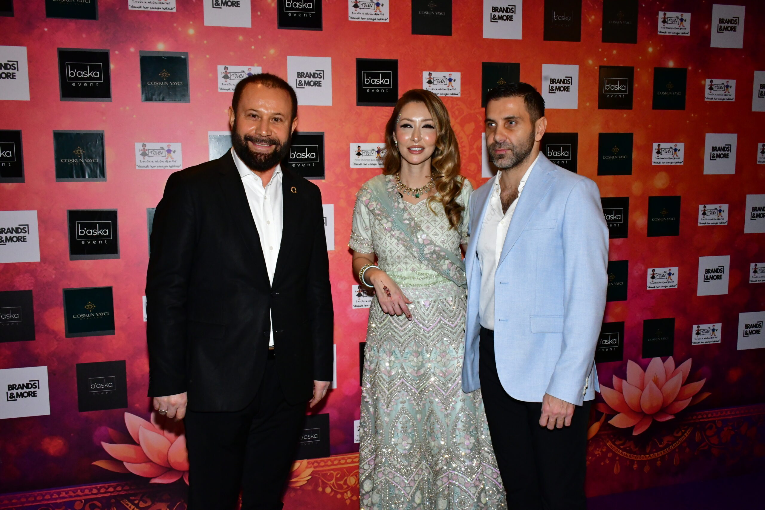 Bollywood Işıltısı Raffles İstanbul’u Sardı  Ünlüler Alışveriş Davetinde Buluştu