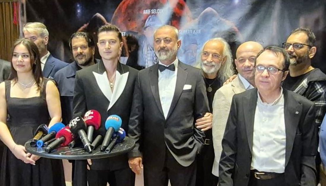 10 Nisan’da vizyona girmeye hazırlanan “Karabasan” sinema filmi için görkemli bir gala düzenlendi.