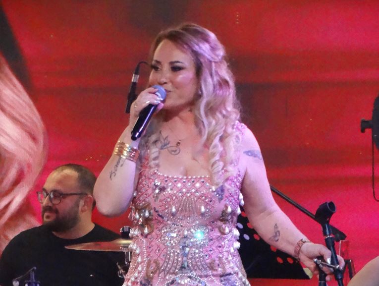 AYLİNCE’DEN ÇOCUKLARA ARMAĞAN