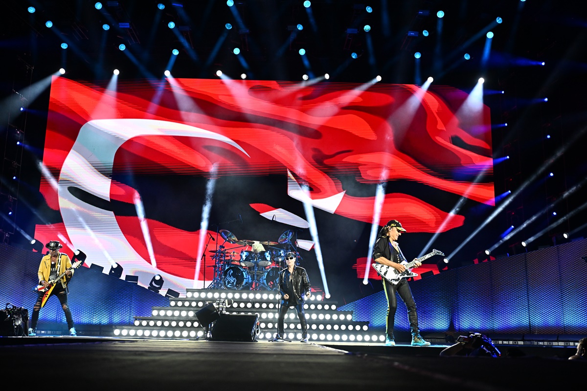 TÜRK BAYRAĞI EŞLİĞİNDE SAHNEYE ÇIKAN VE “İYİ AKŞAMLAR İSTANBUL!” DİYEREK  ON BİNLERCE HAYRANINI SELAMLAYAN EFSANELER  UNUTULMAZ BİR ROCK GECESİNE İMZA ATTI